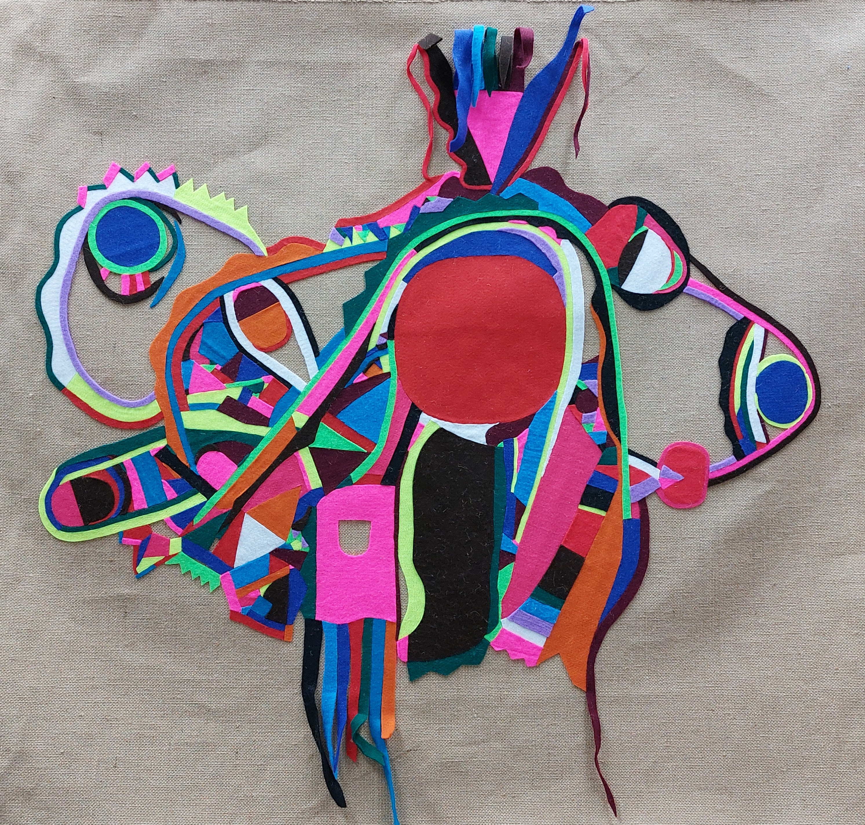 El azar, un personaje insólito con sus coloridos instrumentos de Josefina Di Candia.  El azar, como juego, caos creativo.  Siguiendo la intuición, hay algo de musical en toda mi obra, en este caso como contrapuntos de colores que danzan en la superficie.  La considero como una obra dodecafónica.  Un bloque que ya no es melodía sino un aglomerado de colores que comparten una superficie.  En esta obra especialmente, los espacios o silencios son mayores.  Me gusta hablar en esta obra de ciertos ruidos que hay en ella.