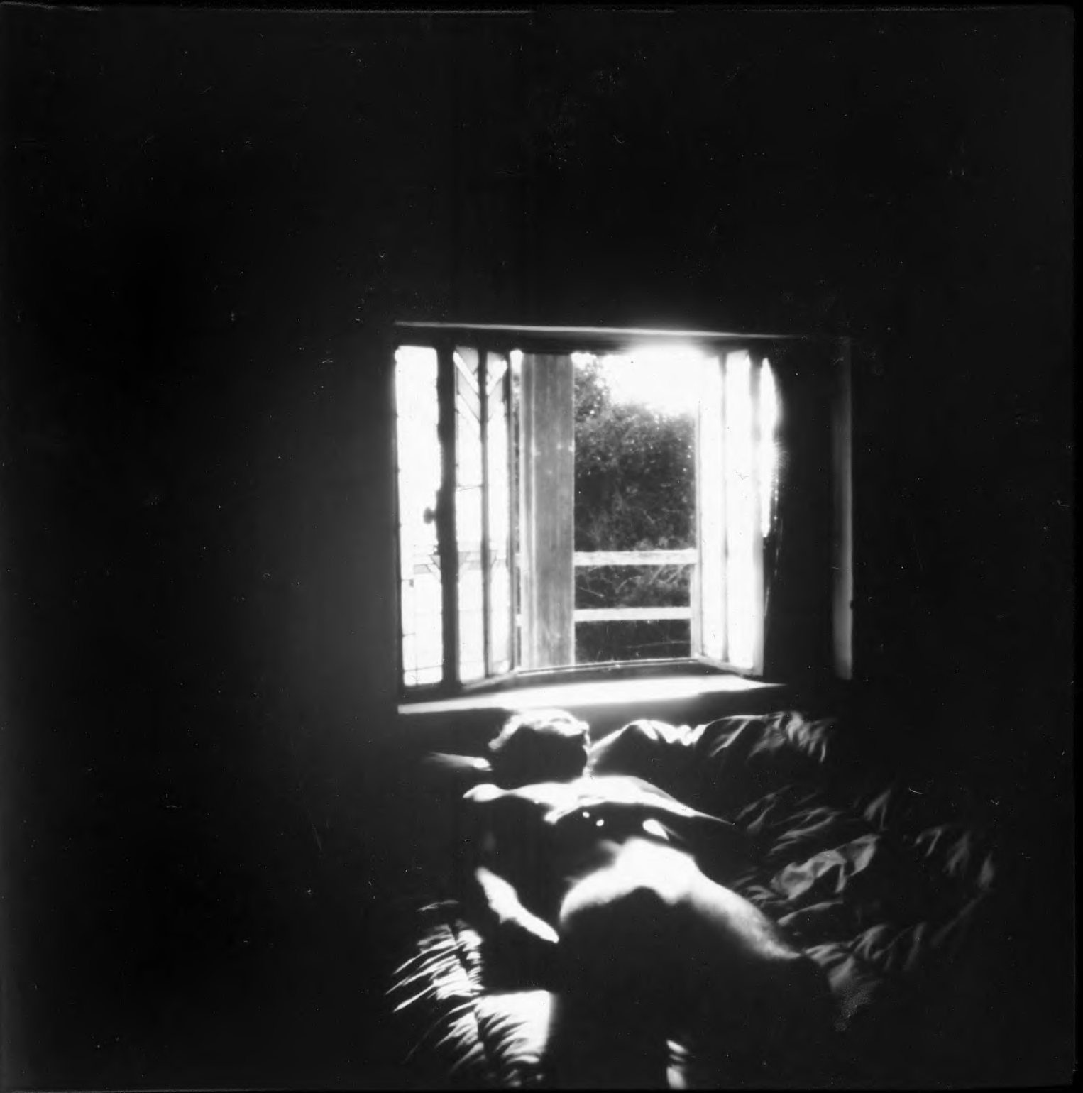 pienso en ti de Francisca Etchegaray. Pienso en ti, Serie Origen, 2021
Técnica estenopéica fotografía analógica, tamaño original 10x10 cm