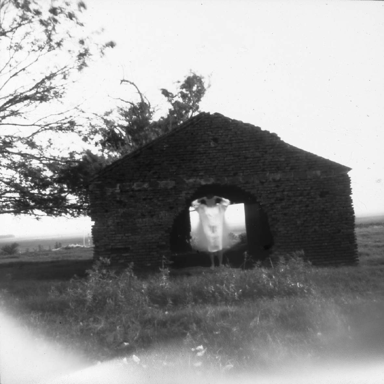 díptico (2) de Francisca Etchegaray. Sín Título, Serie Origen, 2021 - díptico (2)
Técnica estenopéica fotografía analógica, tamaño original 10x10 cm